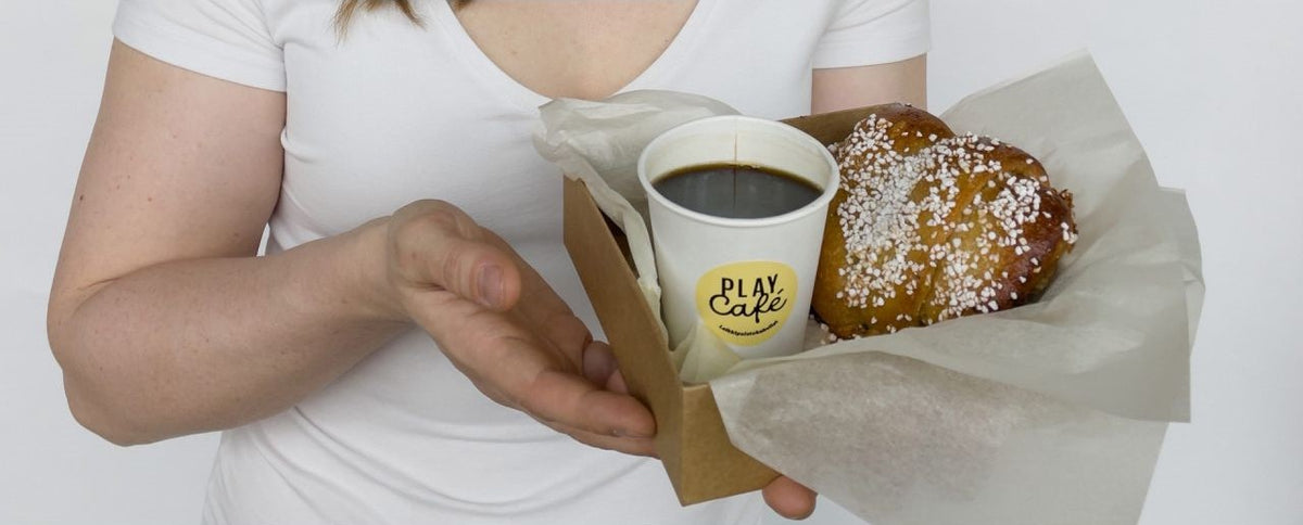 Play Café tarjoilee kuumaa kahvia hiekkalaatikon reunalle